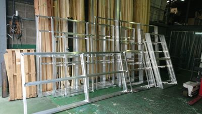 角パイプ板厚1.5又は2.0㎜30×30を使用したアルミの溶接枠がズラリと並んでいます
